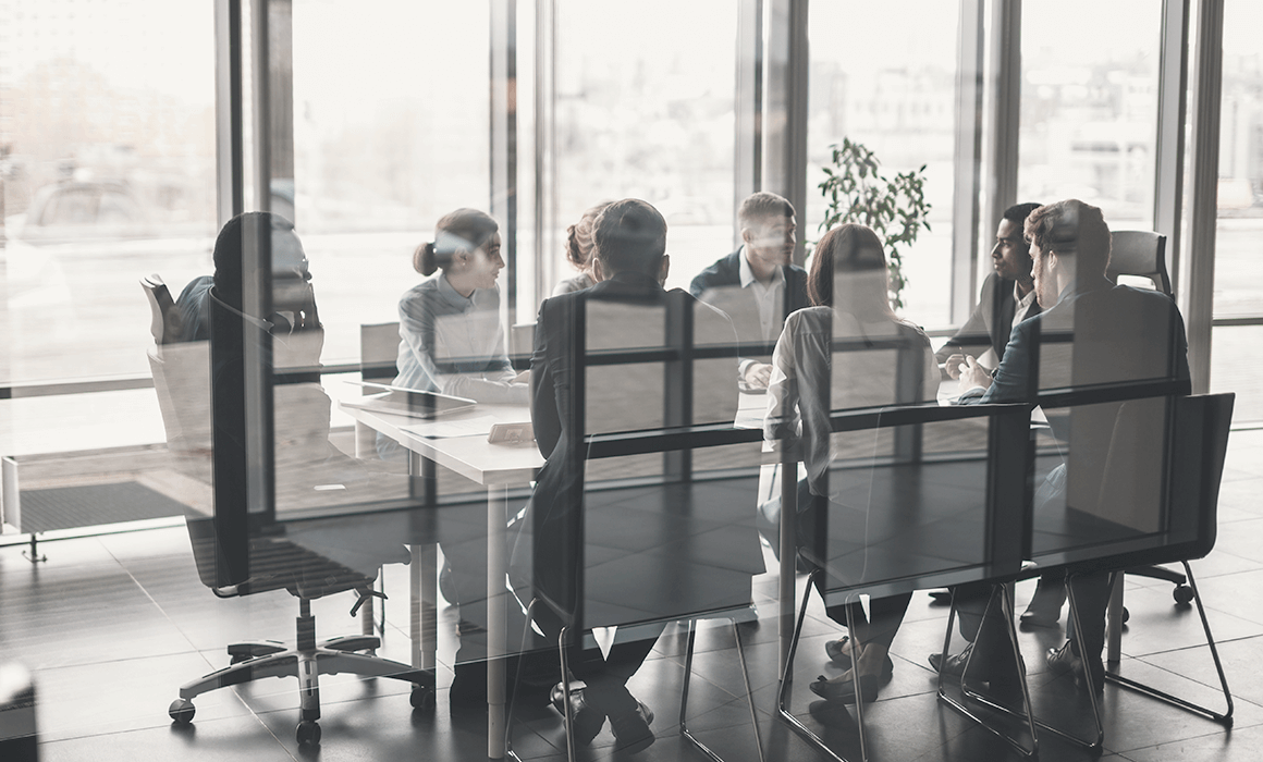 Imagem corporativa representando a integração entre o jurídico e os times de compras, com foco em governança, segurança contratual e tomada de decisão estratégica.